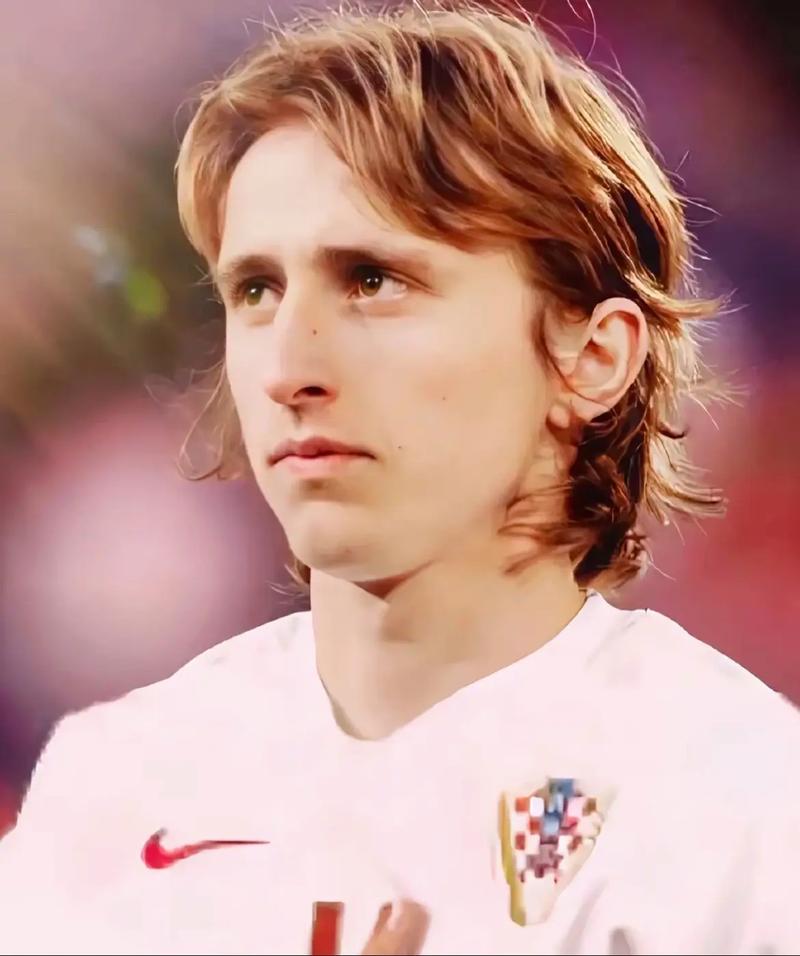 Shams：雄鹿球星字母哥因右小腿拉伤将缺席2-4周